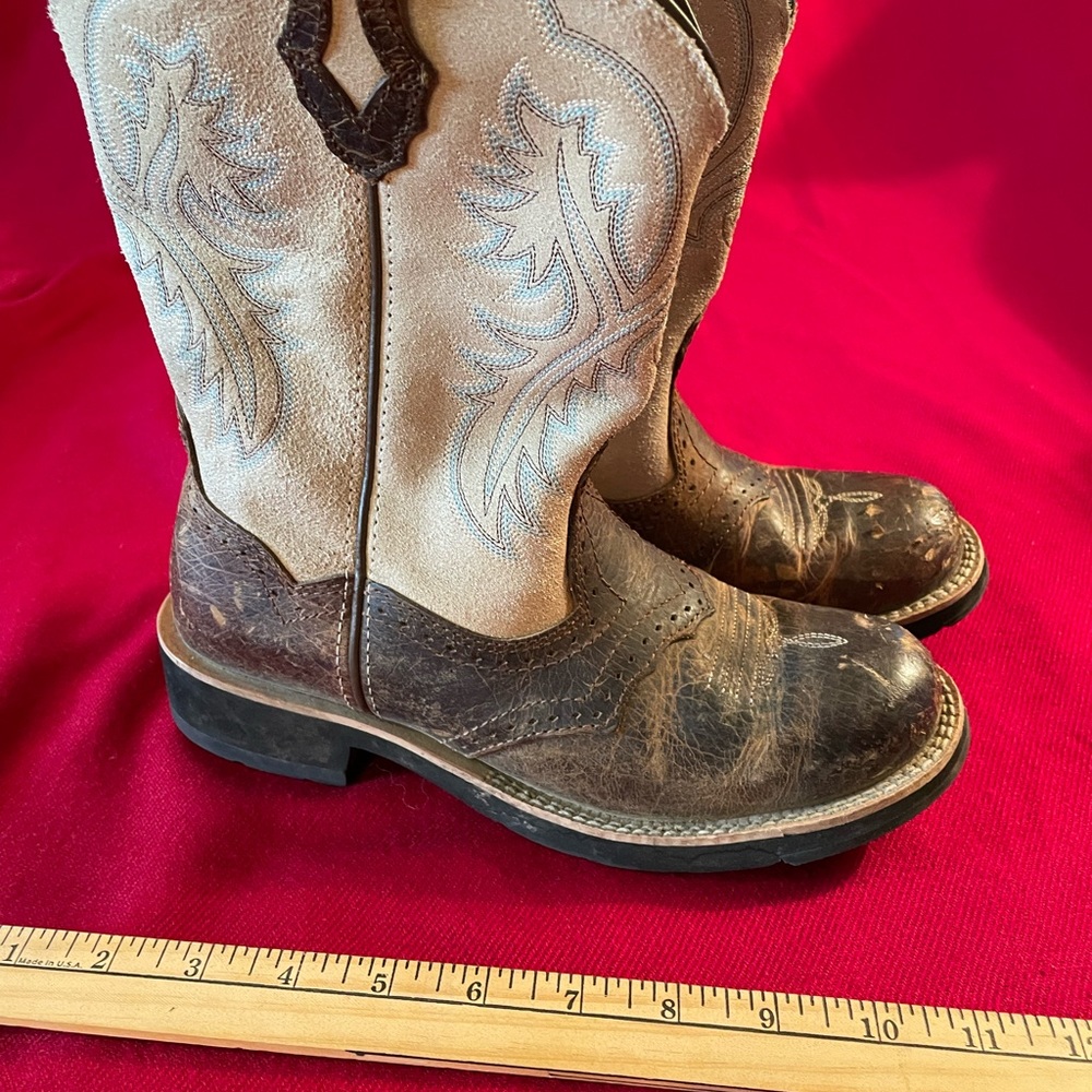 Ariat like new few scuffs, as in pictures. Which just makes them look better.